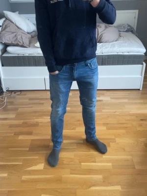 Replay Anbass jeans  - Snygga replay Anbass jeans i en blå tvätt, storlek som står är 30-32 men tycker de passar som 29/30-32. Skriv vid funderingar! 