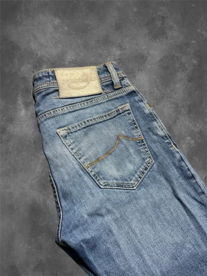 Jacob Cohen jeans - Ett par shyssta jacob choen jeans de har qr kod och om man vill att de ska sitta slim fit så ska man ha 29 i midja