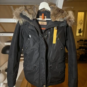 Svart vinterjacka från Parajumpers - Svart ÄKTA vinterjacka från Parajumper i dammodell. Köpt för ca 6 år sedan, för drygt 10 000kr. Användes ca 2 vintrar. Har fler bilder så bara att höra av sig om man skulle vilja ha det. Priset är ej hugget i sten!😊