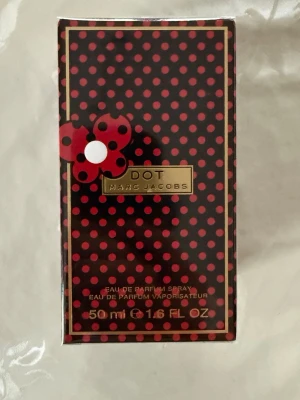 Marc Jacobs Dot Eau de Parfum 50ml - Säljer denna då jag fick fel vara vid en beställning. Helt ny och oöppnad. 50ml, nypris ca 600. Har en till likadan om intresserad. Fraktas samma dag som köp!
