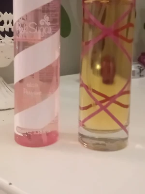 Pink Sugar EdT och parfymflaska - Säljer en pink sugar hårmist 100 ml från början och en pink sugar parfym ochså 100 ml från början ( se innehåll)
