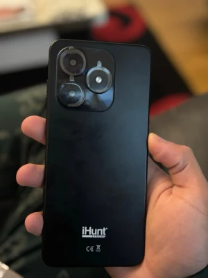 iHunt S25 Ultra svart mobiltelefon - Säljer en svart iHunt S25 Ultra smartphone med stilren design och stor skärm. Baksidan har en fyrkantig kameramodul med tre linser och logotypen iHunt. Mobilen har en modern look och är tillverkad i plast med mattsvart finish.