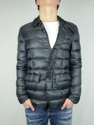 Herno dunjacka  - HERNO DUNJACKA Storlek : IT48 som S / M Passform : Normal Användning : Jackan är i ett väldigt fint skick, däremot har necktag åkt av inuti men de andra lapparna är kvar Nypris : Cirka 6000SEK Modellen på bilen är 182CM och väger 78KG