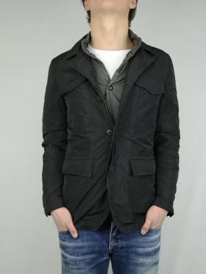 Massimo Dutti Fieldjacket  - MASSIMO DUTTI FIELDJACKET MED INNERVÄST Storlek : M Passform : Normal Användning : Jackan är i ett väldigt fint skick utan defekter Nypris : Cirka 1400SEK Modellen på bilen är 182CM och väger 78KG