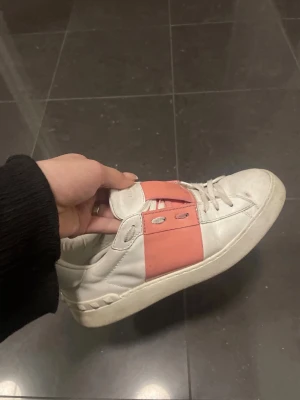 Valentino skor - Jag säljer dom för jag inte gillat färgen och att dom börjar bli för små. Kan även tänka mig att byta mot ett annat par Valentino i antingen svart eller guld. Går även med Isabelle marant! Köpte dom för 3500!