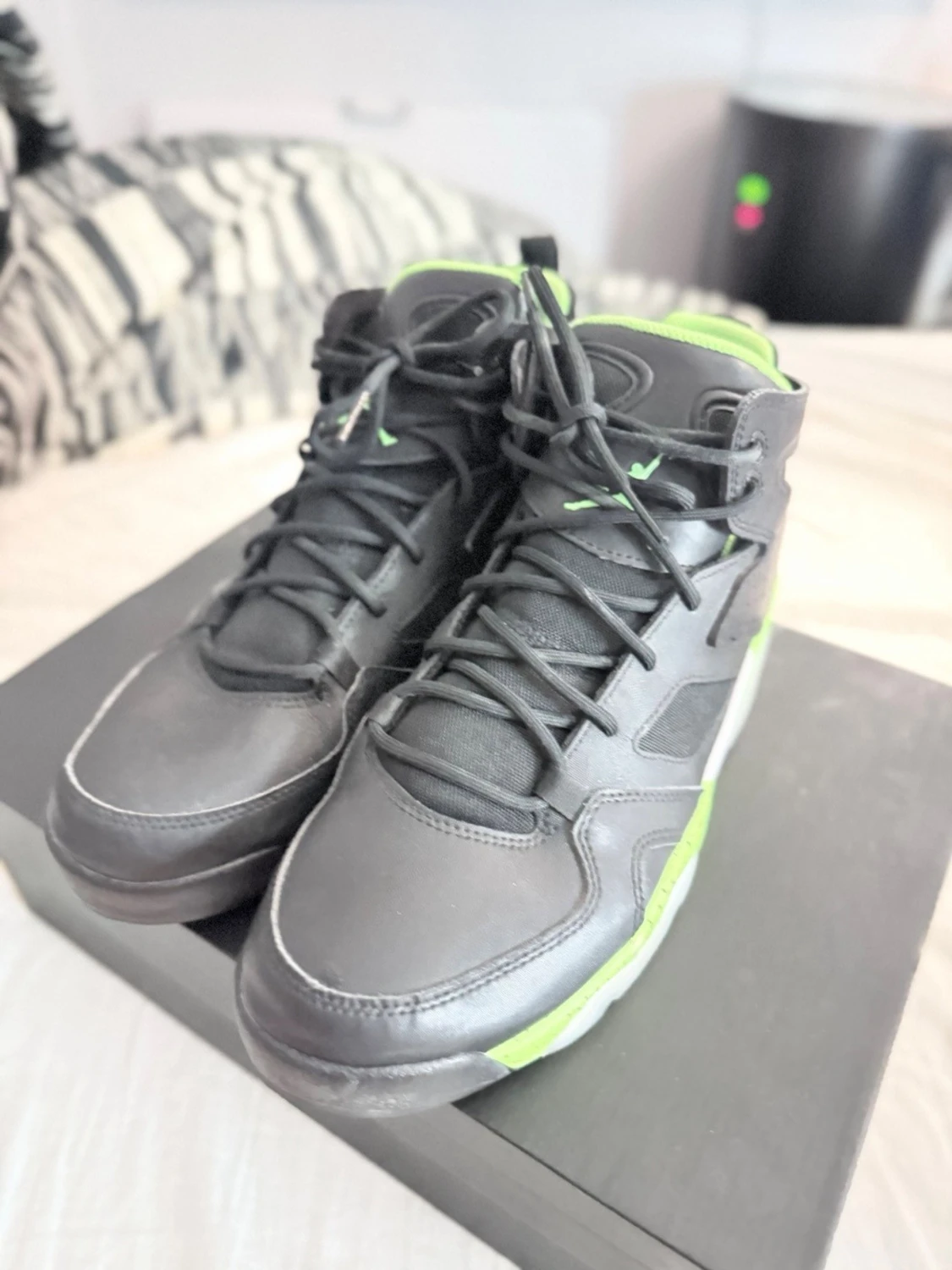 Svarta och limegröna Air Jordan sneakers - 1