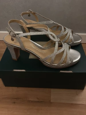 Klackskor - Jättefina glittriga klackskor som passar till bal🤍köpte dom för 999 kr och dom har bara använts en gång