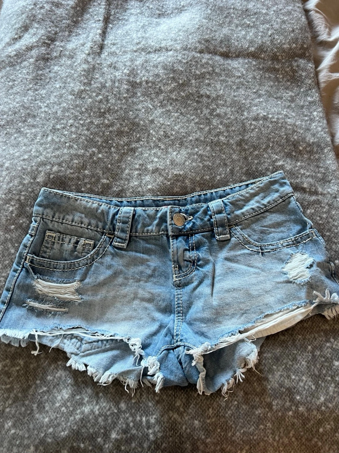 Blå jeansshorts från Gina Tricot