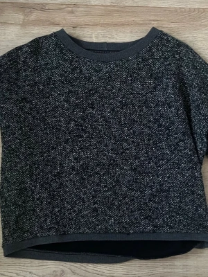 Mörkgrå melerad tröja Street One - Mysig mörkgrå melerad tröja från Street One med rund halsringning och ribbade kanter. Trekvart ärm