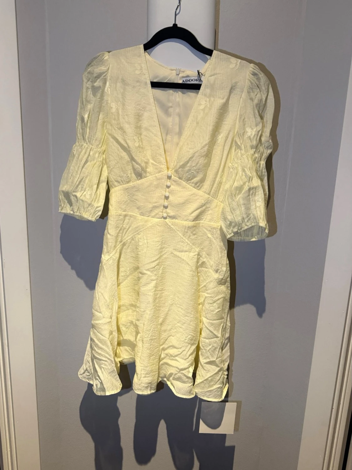 Ljusgul kort klänning från Adoore