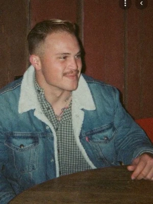 Söker merch  - Söker merch av Zach Bryan, helst svart eller vit t Shirt, Max 300 kr❤️