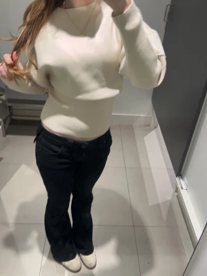 Krämvit stickad tröja  - Snygg krämvit stickad tröja som tyvärr inte får någon anledning längre 