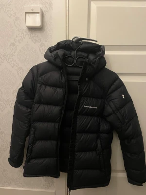 Peak jacka - Fin peak jacka som inte kommer till användning. Använd ett antal gånger och kan ha tecken på användning, men fortfarande bra skick 💓