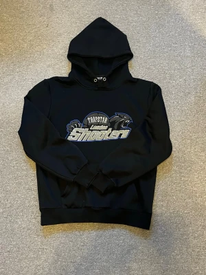Trapstar  - Snygg svart hoodie från Trapstar som tyvärr inte används längre. 