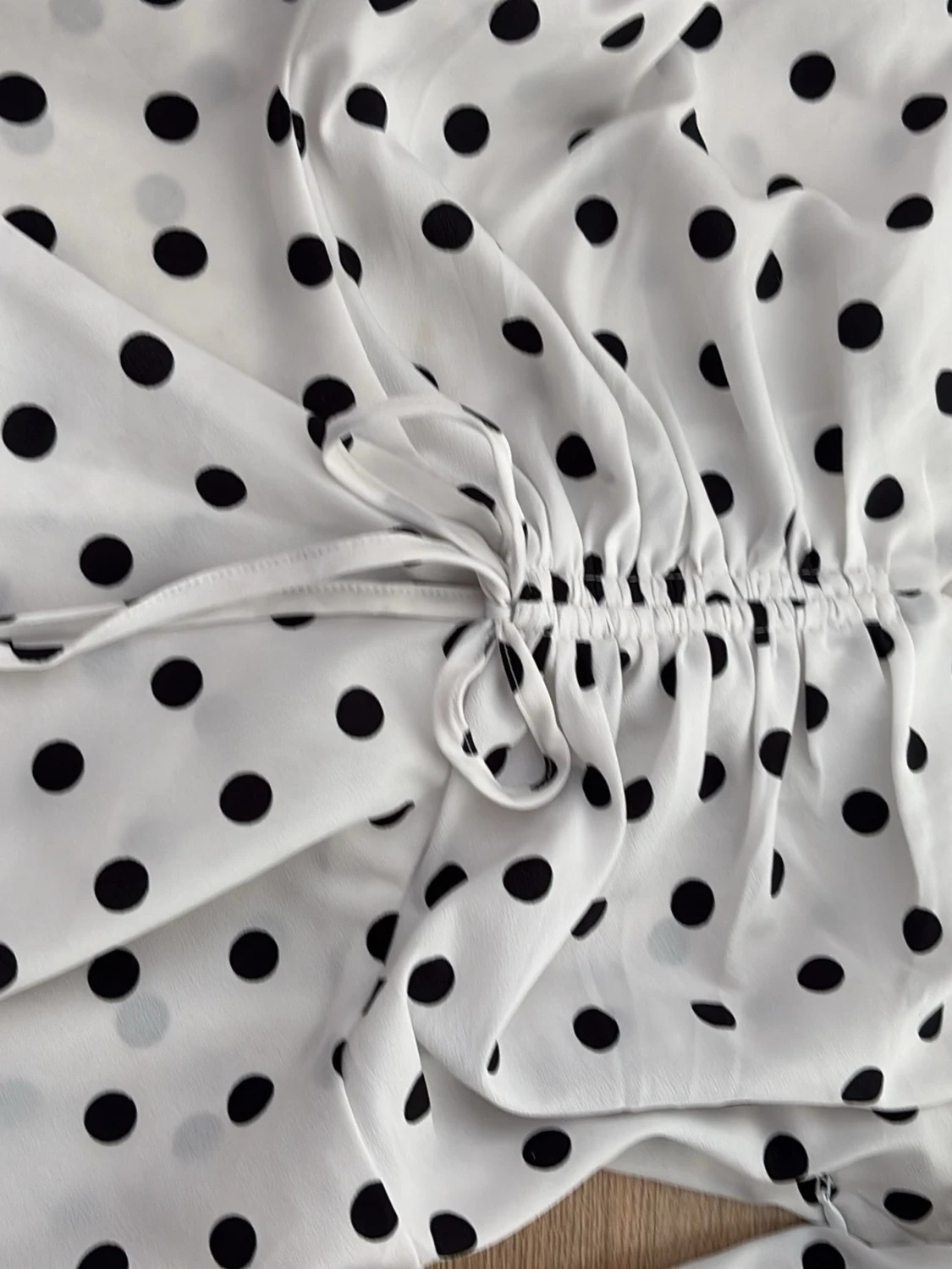 Vit prickig blus med rynkdetalj - 4