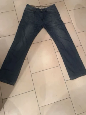 Levis jeans  - Sköna Levis jeans som jag köpt på vinted, kan tyvärr inte se vilken modell de är på dom men skulle säga straight fit, ST W30 L31, skick 9/10 då de är använda men inga defekter överhuvudtaget.