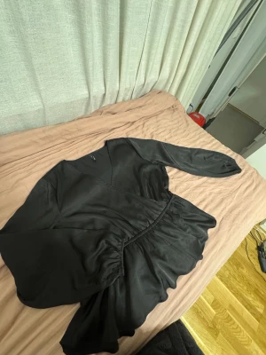 Omlott satin topp - Säljer då den ej kommer till användning längre. 