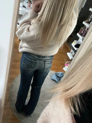 Jeans lågmidjade  - Jättesnygga lågmidjade Jeans med snygga detaljer, storlek w26 l32❣️