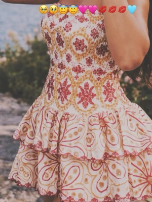 Summer Dress Safira  - Supersöt kort klänning från Design by Amor som inte har kommit till nån användning . Jag köpte den dock först från plick men inte andvänt den sen dess vilket va ett halv årsen ungefär! Hade inte så mycket bilder men kan lösas! 🩷 Jag är 166 och den sitter bra! 🧡