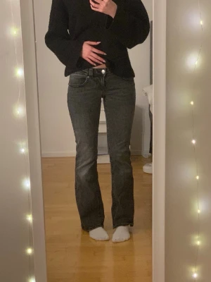 Mörkgrå bootcut jeans  - Säljer ett par mörkgrå low waist bootcut jeans med snygga fickdetaljer bak och kontrastsömmar. Jeansen har normal passform och klassisk femficksdesign. Säljer de då de inte längre kommer till användning, kontakta mig om ni undrar något💗
