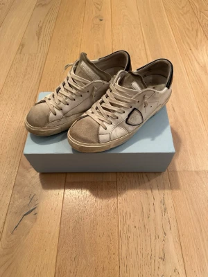Philippe Model vita sneakers - Sköna sneakers från Philippe Model som är svarta och vita med en hint av grå. Skorna är i storlek 43 och skick 6/10. Helt okej använda, men finns fortfarande mer kärlek att ge. Köpta helt nya på Farfetch, kommer med allt tillbehör. Kom dm för fler frågor osv!