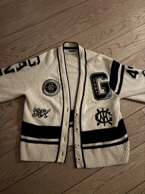 Gant Varsity Cardigan - Gant cardigan i stickat. Den är i ny skick och ytterst använd. Svår att få tag på och säljes ofta under vissa säsonger. Denna modell sägs vara från 2010-2018. 