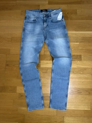 Helt nya replay anbass jeans - Helt nya med tags | Size 28/32 | fraktar inom 24 timmar | för att köpa klicka ”köp nu” | vid frågor eller funderingar skriv en meddelande | följare får bättre rabatter🙌
