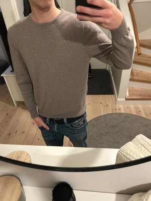 Stenströms Merinoull Tröja - Riktigt snygg merinoull tröja ifrån Stenströms | Riktigt bra skick förutom ett pyttelitet hål längst ner på tröjan | Passar XS-S | Jag är 182cm och väger 65kg📏| Vid frågor eller diskussion om pris är det bara att skriva✍🏼| Frakt inom 48h📦