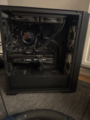 Gaming dator(3060,ryzen 7, NZXT kylare, 16gb ram) - Grafikkort: MSI GeForce RTX 3060 (12GB)  Processor: AMD Ryzen 7 3800X (Kraftfull 8-kärnig processor)  Kylare: Uppgraderad till NZXT (Tyst och effektiv)  Minne: 16GB HyperX RAM  Lagring: Snabb SSD på totalt ca 1000 GB (Gott om plats för dina favoritspel)  Chassi: Lian li (osäker på modell). Dator köpt 2021. Hör av vid fler frågor.