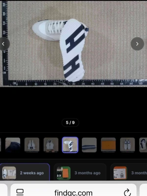 Vit/blå sneaker från Hogan - Snygga sneakers från Hogan i vitt och marinblått med tydlig H-logga på sidan. Skorna har lågt skaft, vita snören och en chunky sula. Materialet är en mix av läder och textil, vilket ger en sportig och fräsch vibe. Perfekta för dig som gillar stilrena och trendiga sneakers.