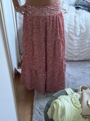 långkjol - säljer denna otroligt fina lång kjolen med mönster och pärl detaljer! 💞💞