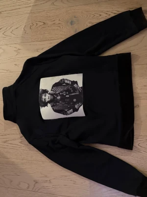Limitato  - Säljer min sjukt snygga Limitato tröja då den inte passar mig längre denna är limited edition vilket menas med att man inte kan få tag på den längre. Den är i sjukt bra skick. Storlek medium. Är öppen att diskutera pris! 