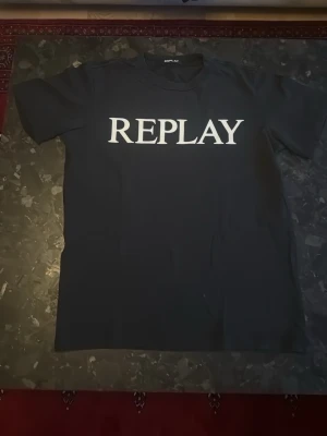 Svart t-shirt från Replay - Svart t shirt från replay, fint skick inga defekter, Storlek S