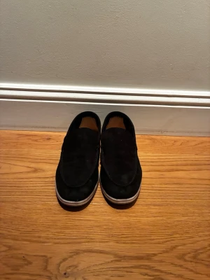 Lori Piana Summer Walks - Hej! Säljer dessa fräscha Loro Piana summer walks i storlek 43, box med dustbags osv finns kvar. Hör av dig för frågor eller mer bilder! Mvh