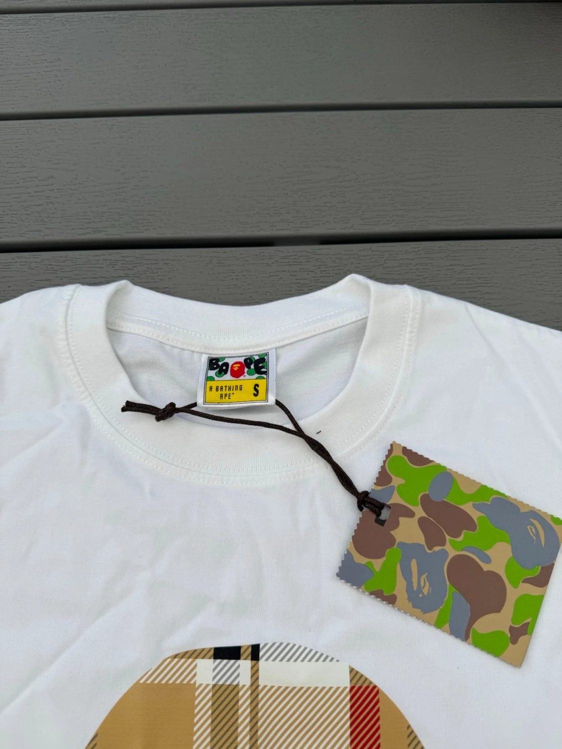 Vit BAPE t-shirt med rutig logga - 2
