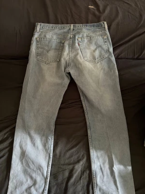 Levis jeans  - Inga defekter. Mina standard mått: midja 35-38 innerben 80-85 cm. Har flyttat knappen då jag ville ha dem mer lowwaist. Knappen sitter bra och går att flytta tillbaka