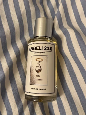 Angeli 23.0 Extrait de Parfum - Angeli 23.0 Extrait de Parfum från one bold chemist. Flaskan är genomskinlig med silverfärgat lock och etikett med konstnärlig design. Parfymen har en ljusgul vätska och modern, stilren look. Perfekt för dig som gillar unika dofter och snygg design.