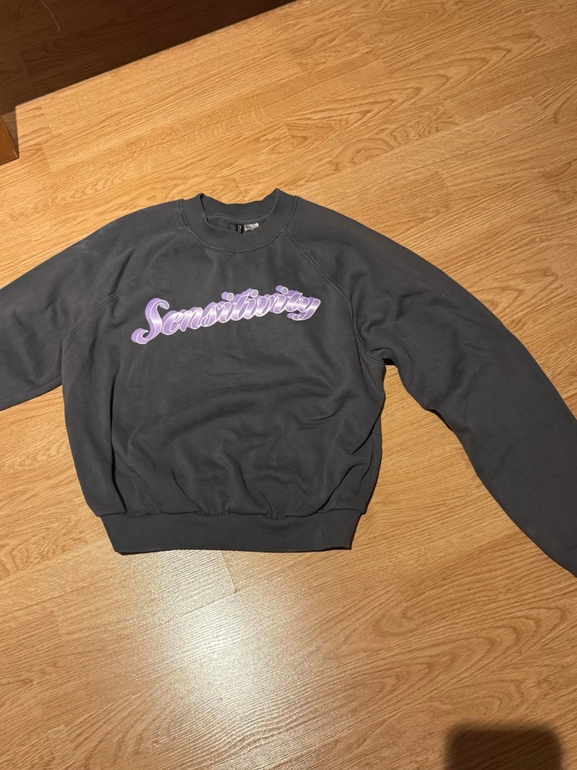 Mörkgrå sweatshirt med tryck - 1