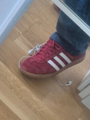 Adidas hamburg - Red adidas hamburg shoes , really nice quality , and almost brand new as you see! Size 43-44