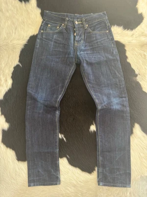Nudie Jeans Dry Japan - Tja, säljer nu detta par Nudie jeans Dry Japan som börjar brytas in. | Jeansen är i väldigt bra skick och är i storleken W30 och L32 och är i modellen Slim Jim. | Bara att höra av er vid frågor eller funderingar