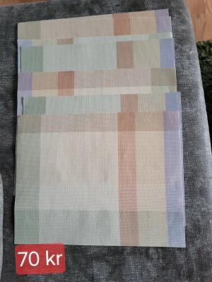 Pastellfärgade bordstabletter - 7 bordstabletter i pastellfärger med rutigt mönster i beige, grönt, blått och orange. Tillverkade i ett plastliknande material som är lätt att torka av. Perfekta för att skydda bordet och ge en färgklick till dukningen.