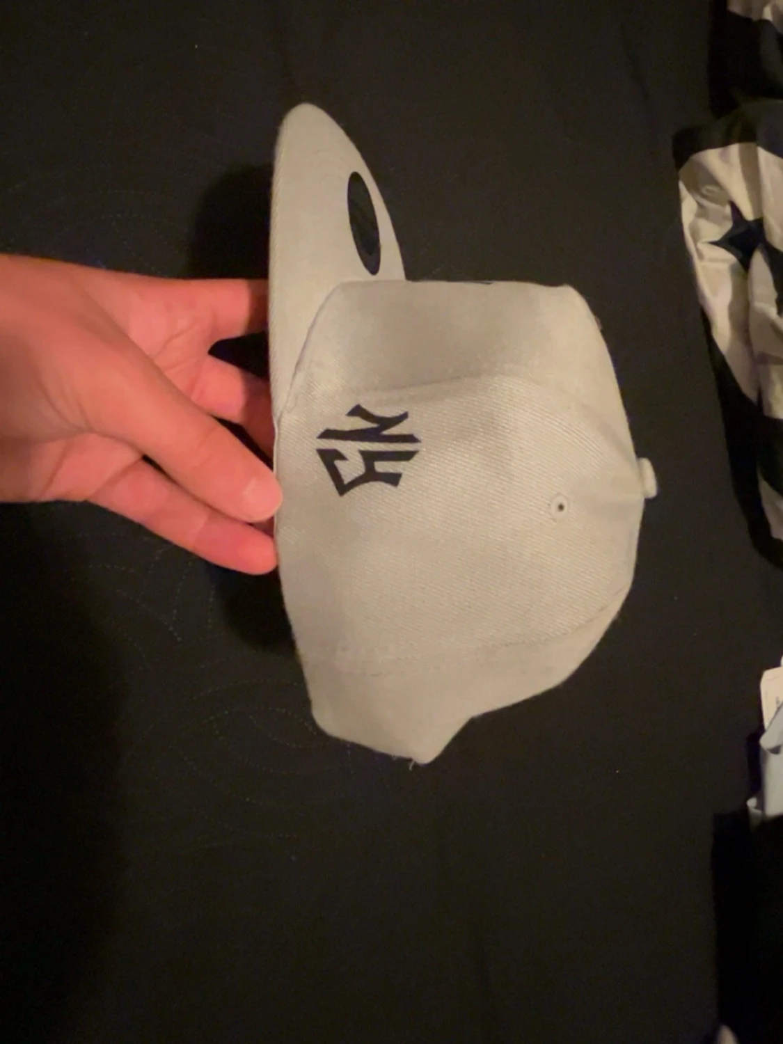 Grå snapback keps med NY-logga - 1