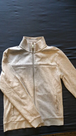 Hugo Boss + C.P. Company - Grå Hugo Boss zip-tröja, mycket bra skick, storlek M. Hoodie från C.P. Company ingår, mycket bra/bra skick, storlek M. Skriv för fler bilder. Kan mötas i Hbg.