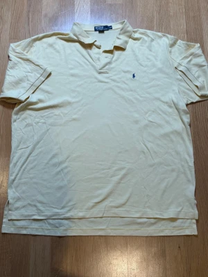 Gul pikétröja från Polo Ralph Lauren - Ralph lauren pike. Väldigt stor XXXL