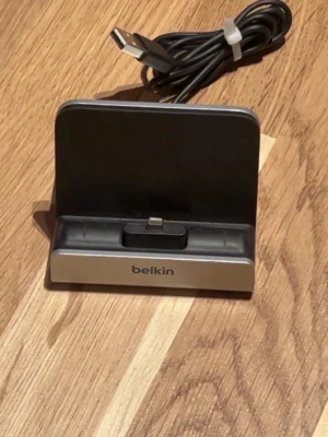 Belkin laddningsdocka svart/silver - Snygg laddningsdocka från Belkin i svart och silver, perfekt för att ladda och synka din mobil. Dockan har en Lightning-kontakt och USB-kabel, och funkar smidigt på skrivbordet eller nattduksbordet. Tillverkad i plast och metall för en stilren look.