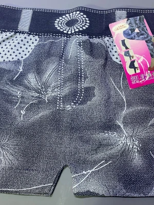 Tjejer Sommar Shorts I Jeans  Style  - Unika svarta shorts med vita abstrakta mönster och prickiga detaljer på fickorna. Bred resår i midjan med dekorativa sömmar och kontrasterande vita inslag. Perfekta för dig som vill sticka ut med en cool och modern stil. 