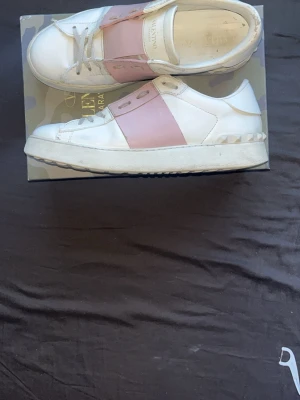 Valentino open rosa - Snygga Valentino open. Använda men i fint skick. Självklart äkta och nypris ligger på ca 6000kr. Lådan kommer med. Storlek 39. 