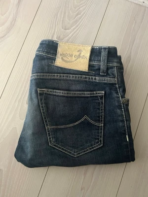 Jacob Cohën Jeans - Säljer dessa snygga Jacob Cohen jeans. Skönaste jeansen jag någonsin ägt! Sitter som storlek 32 helt klart, men är egentligen storlek 34. Nypris runt 4000~, köpta på NK något år sedan!