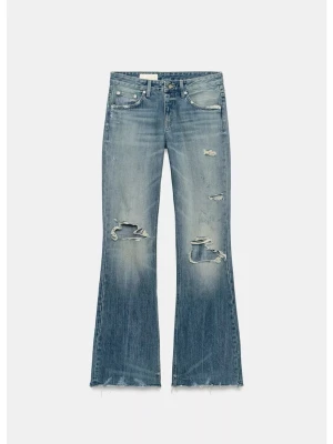 Blå slitna bootcut jeans - BYTE! Har dessa supersnygga och helt slutsålda Zara jeans i storlek 38, men undrar om någon med storlek 36 vill byta? De är endast testade och har prislappen kvar!😊😊 Är även intresserad av köp av storlek 36!!!