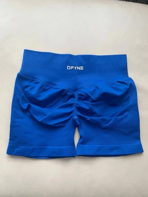 DFYNE impact shorts  - Säljer ett par deep sea blue impact shorts från DFYNE perfekt för gym outfits 😊| skick 10/10 har använts fåtal gånger! | påsen finns kvar och följer med på köp! | pris går att diskutera vid snabbaffär / bundle köp! 🤗